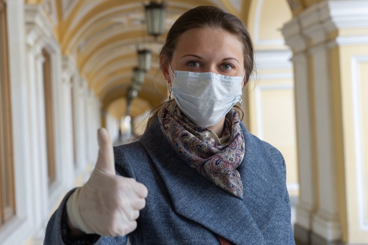 Девушка в маске и перчатках