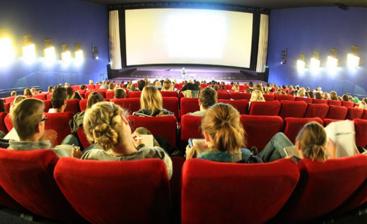 Зрительный зал в кинотеатре