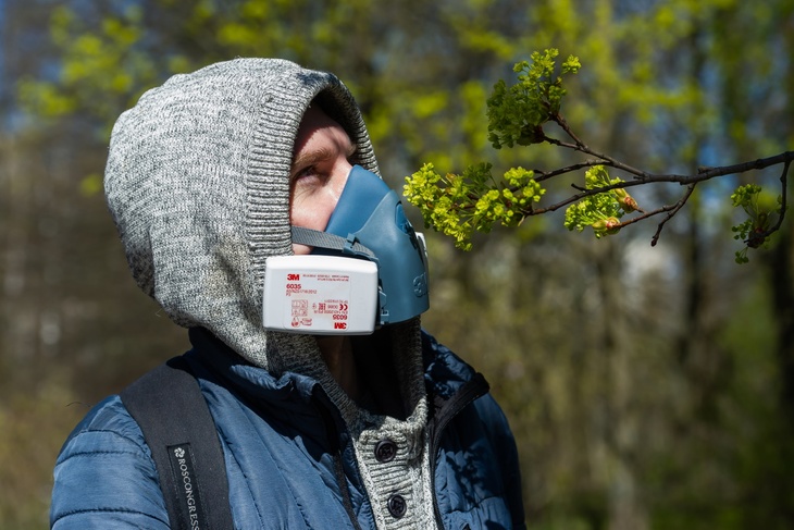 Мужчина в респираторе