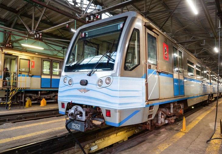 Поезд метро в маске