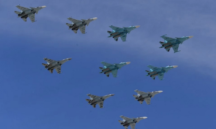 Военные самолеты во время парада ко Дню Победы