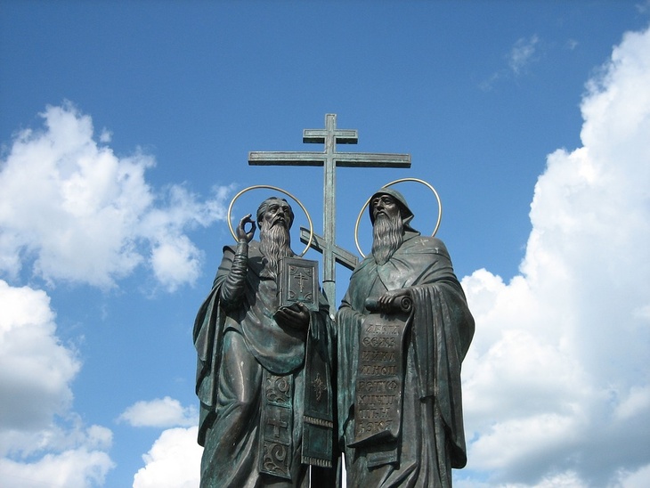 Памятник Кириллу и Мефодию на территории Коломенского кремля