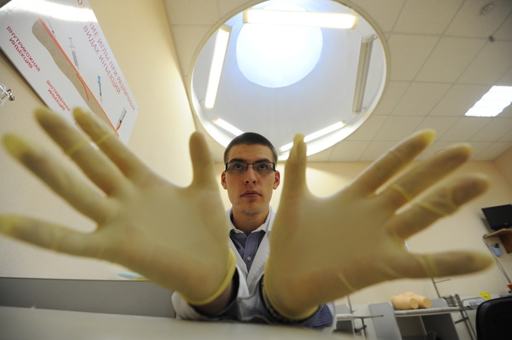 Студент-медик в перчатках