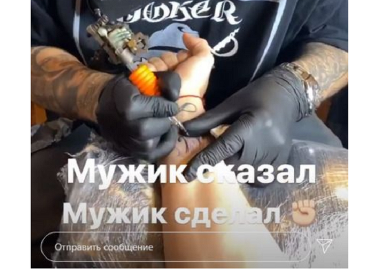 Давид Манукян набивает татуировку Давид Манукян набивает татуировку