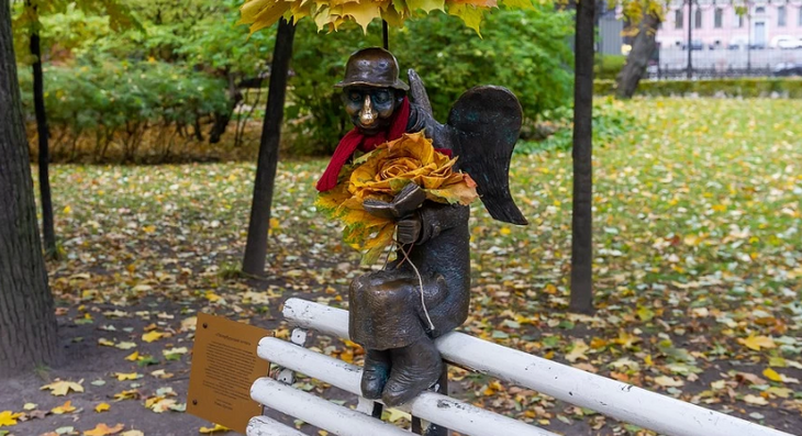 Скульптура «Петербургского ангела» в Измайловском саду
