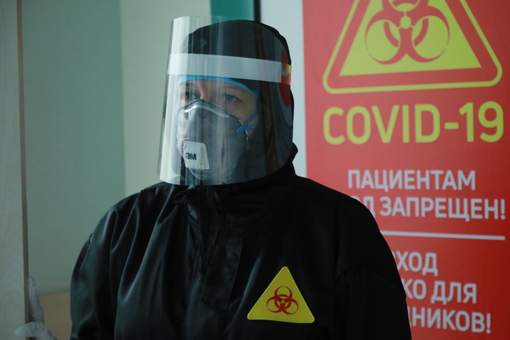 Сотрудник в защитном костюме