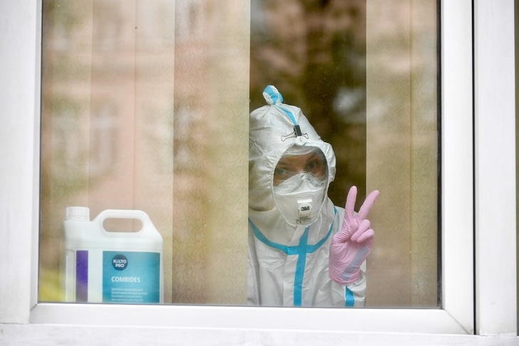 Женщина в защитном костюме