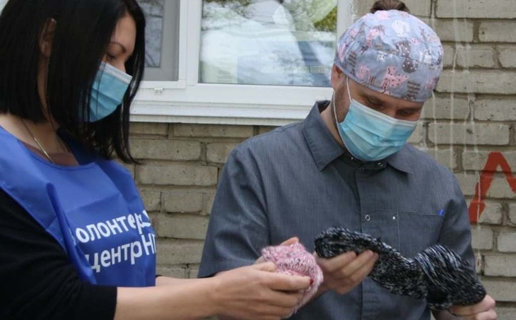 Российская пенсионерка связала для врачей 30 пар тапочек