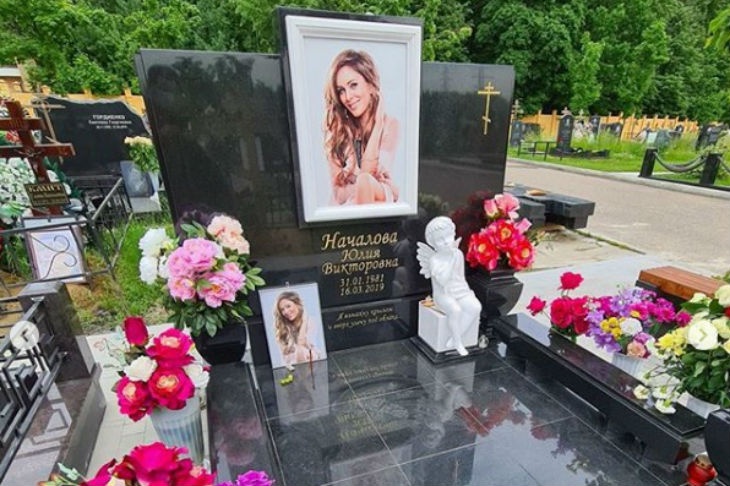 На могиле Началовой закончилась установка памятника