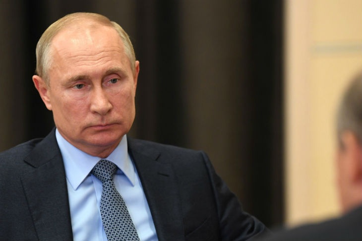 Песков объяснил, почему отставали часы Путина во время обращения
