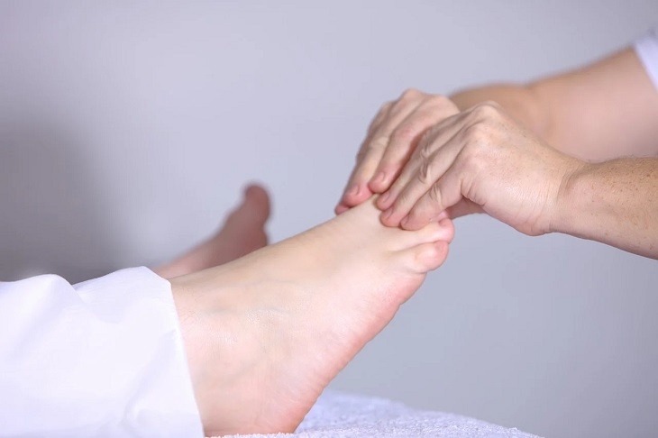 Что делать с «косточкой» на ноге: советы врача
