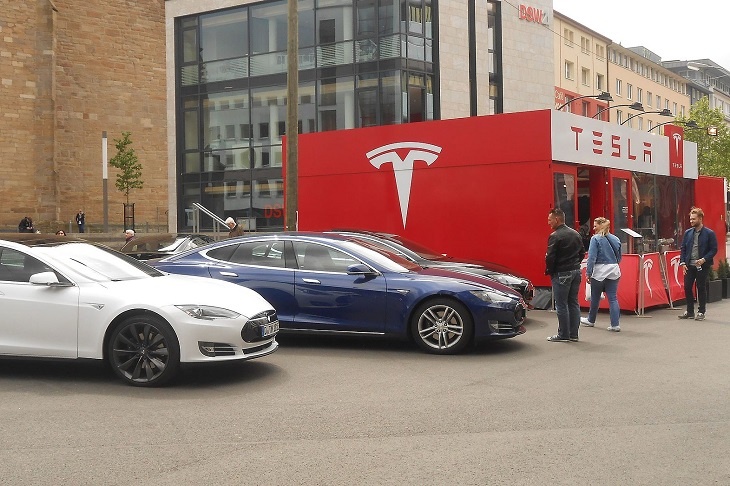 «Спасибо за покупку»: мужчина нечаянно купил 27 электромобилей Tesla 