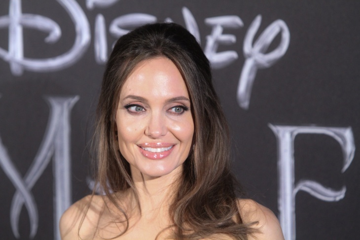 Простота и очарование: 11-летний сын Анджелины Джоли показал домашние фото актрисы