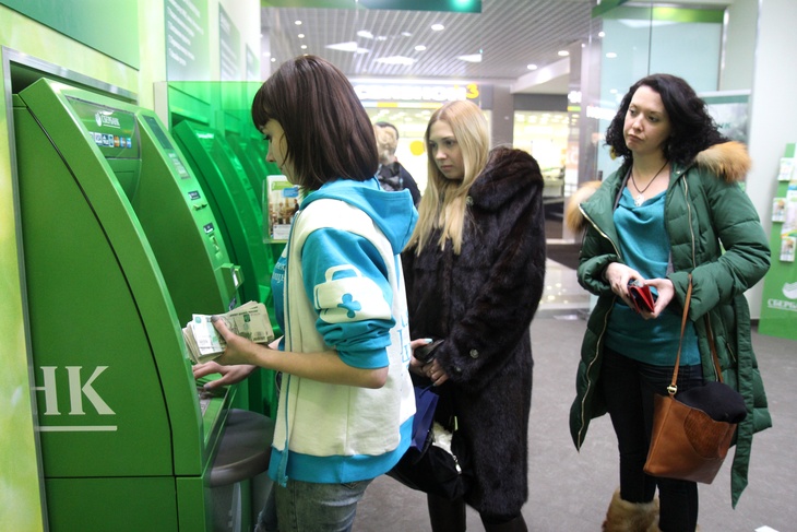 Сбербанк начал брать комиссию за обслуживание в банкоматах