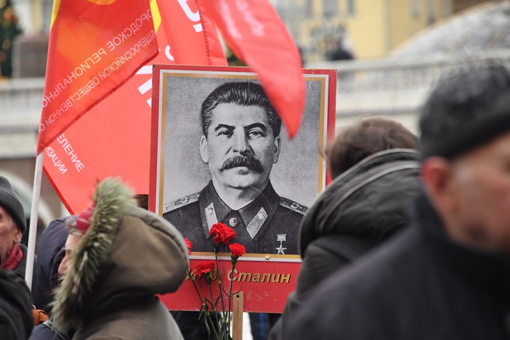 Пенсионер скончался из-за Сталина в подъезде многоэтажки