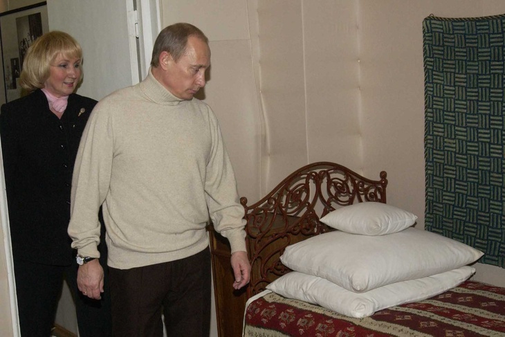 Путин в белом свитере