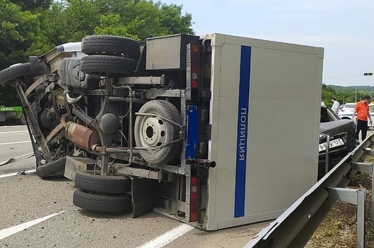 В результате ДТП автозак перевернулся