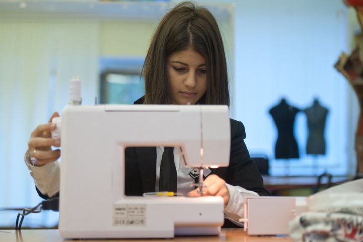 Девушка шьёт