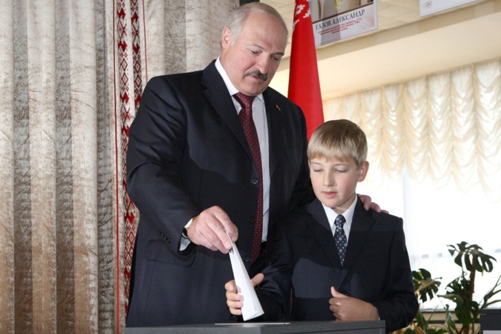 Александр Лукашенко с сыном голосует
