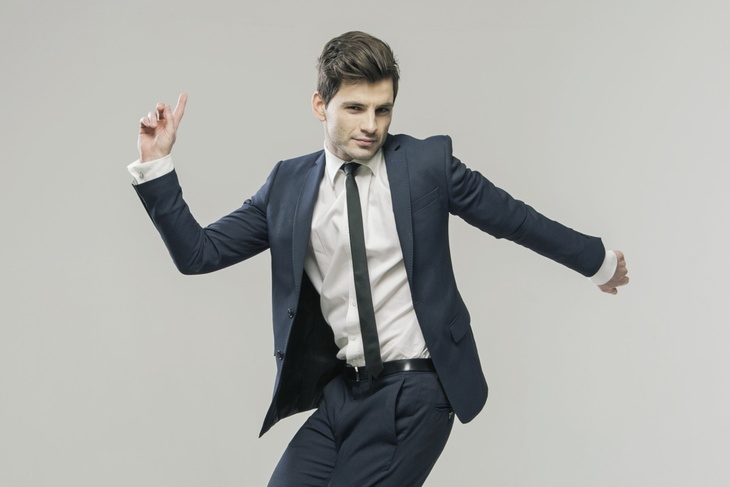 Молодой мужчина в костюме