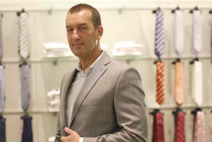 Мужчина выбирает галстук