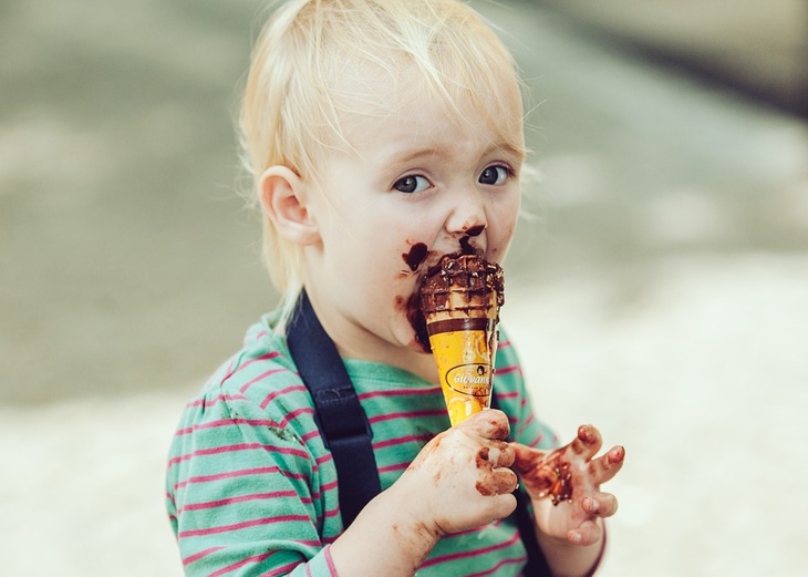 Ребенок с мороженым