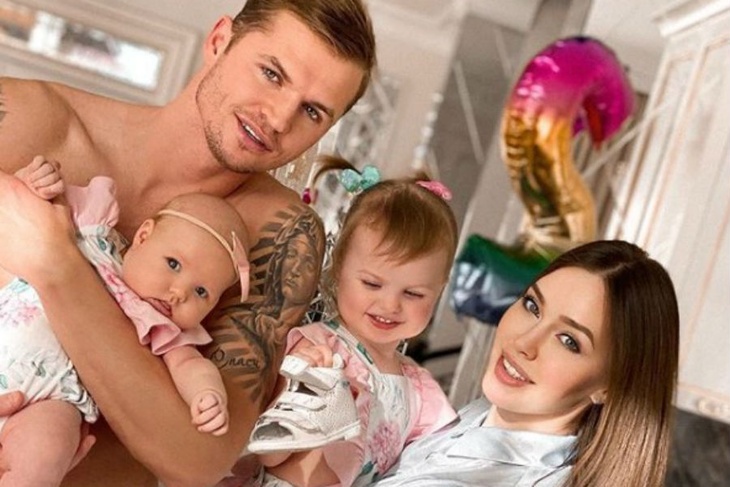 Дмитрий Тарасов и Анастасия Костенко с дочерьми Миланой и Евой