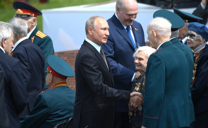 «Сад памяти»: Путин с Лукашенко посадили ели на открытии Ржевского мемориала