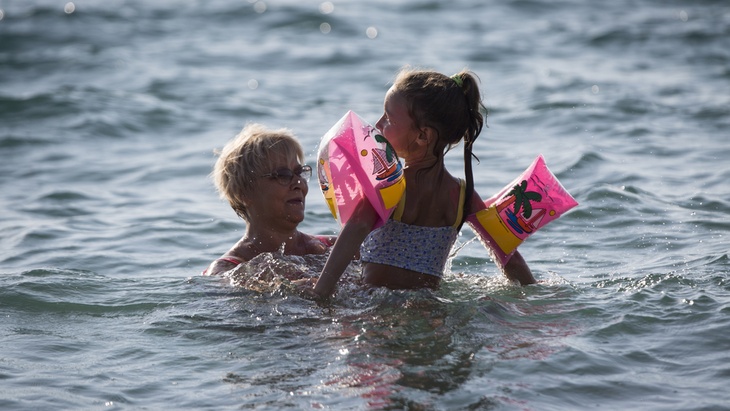 Девочка с бабушкой в море