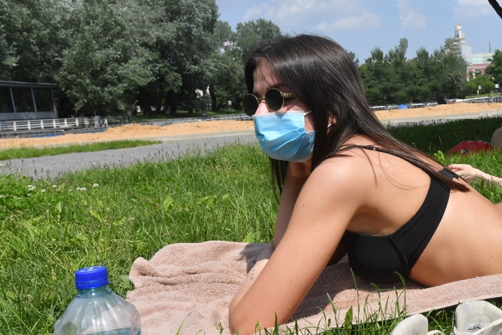 Девушка загорает в маске