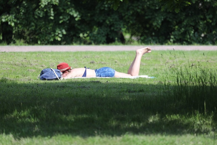 Женщина загорает