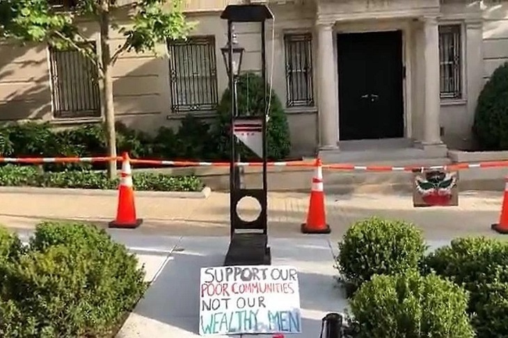 «Скажите «нет» богачам»: протестующие в США поставили гильотину у дома Безоса