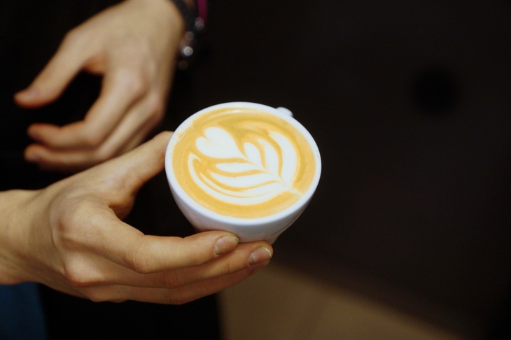 Как безопасно пить кофе в жару: советы врача