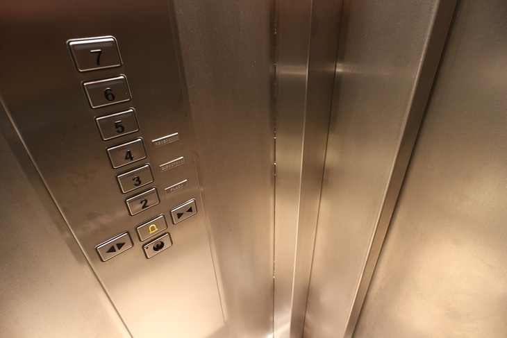 Женщина заразила коронавирусом 71 человека за одну поездку в лифте