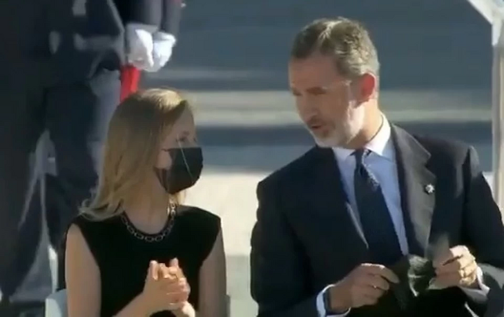 Кого случается монарх: дочь заставила короля Испании надеть маску