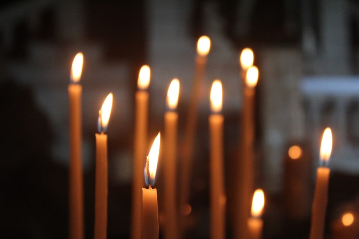 Подросток прикурил от свечи в церкви
