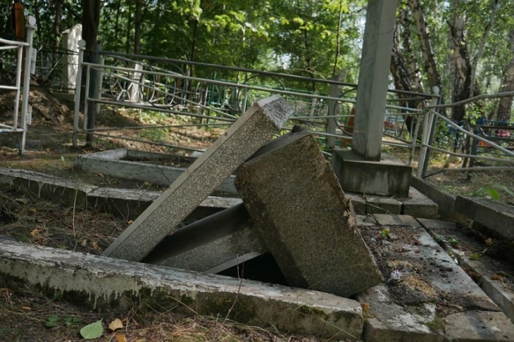 Россиянин разгромил кладбище