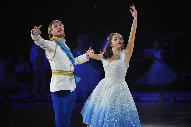 Фигурист Евгений Плющенко во время ледового шоу «Золушка»