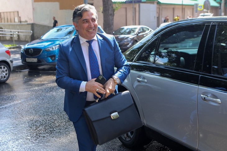 Эльман Пашаев выходит из своего Майбаха Эльман Пашаев выходит из своего Майбаха