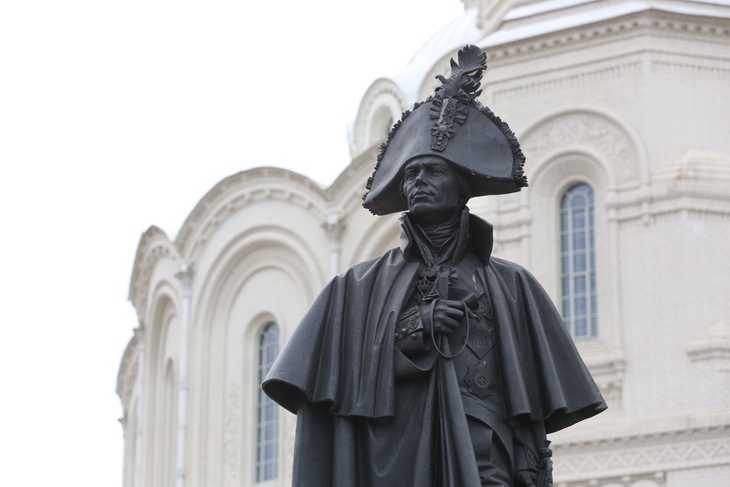 Кронштадт. Памятник адмиралу Федору Ушакову у Морского Никольского собора.