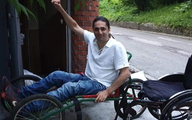Россиянин покорил горную вершину в инвалидном кресле