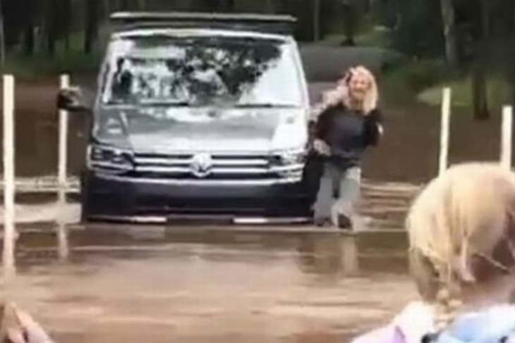 Жену Криса Хемсворта едва не смыло наводнением