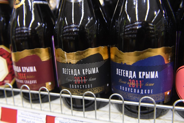 Вино на полке магазина