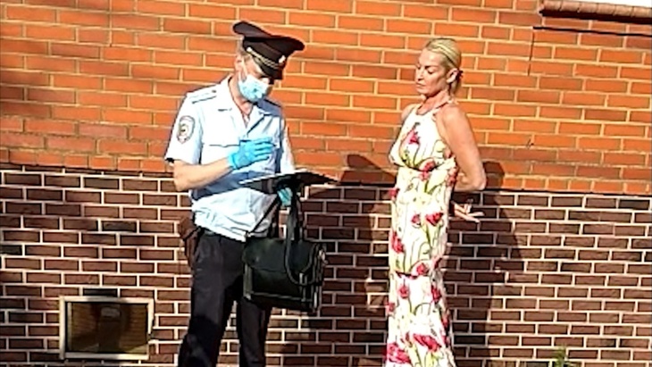 Волочкова и полицейский