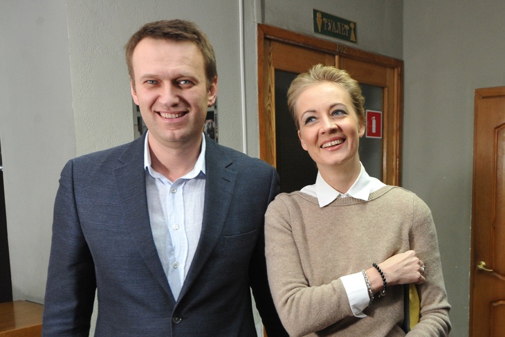 Тот еще оппозиционер: Навальный с женой устроил секси-танцы на крыше