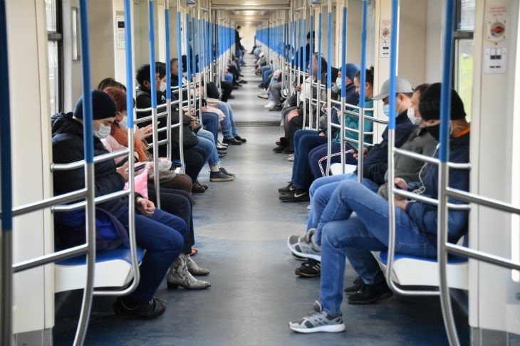 Классика и философия: что читают россияне в метро