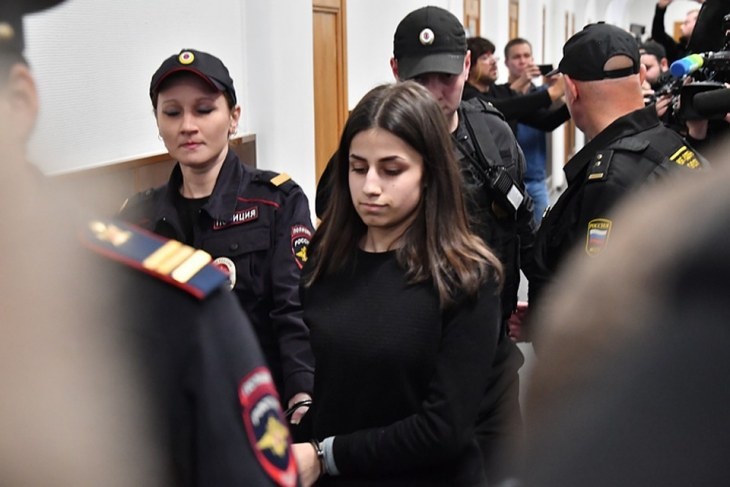 «Захотят прихватить»: адвокат семьи Хачатурян боится сестер