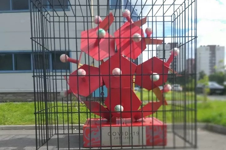 Ковид за решеткой: в Питере поставили памятник победе над «короной»