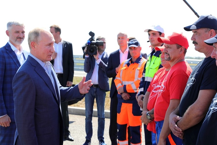 Весомый дар: Путину презентовали килограмм асфальтобетона