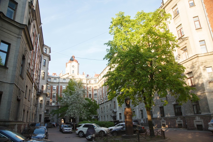 Бонусом парковка для кареты: квартиру Шостаковича выставили на продажу
